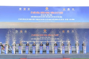 Phó Thủ tướng Chính phủ Bùi Thanh Sơn cùng các đại biểu thực hiện nghi thức khởi công dự án thành phần 1, thuộc dự án đầu tư xây dựng tuyến đường sắt Lào Cai-Hà Nội-Hải Phòng.