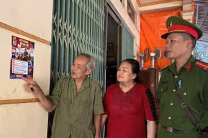Công an xã Bảo Thắng dán pa-nô, áp phích tuyên truyền, hướng dẫn người dân tố giác tội phạm về ma túy.