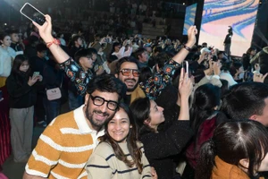 Du khách quốc tế thích thú tham gia chương trình countdown chào năm mới tại Sa Pa.