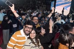 Du khách quốc tế thích thú tham gia chương trình countdown chào năm mới tại Sa Pa.