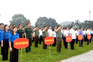 Trong không khí trang nghiêm, nghi thức chào cờ được cử hành trang trọng.