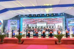 Phó Thủ tướng Lê Thành Long cùng các đại biểu thực hiện nghi thức khởi công, động thổ xây dựng Trường phổ thông nội trú tiểu học và trung học cơ sở Bản Lầu.