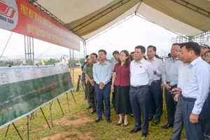 Phó Chủ tịch Quốc hội Nguyễn Hồng Diên cùng đoàn công tác khảo sát Dự án tuyến đường sắt Lào Cai-Hà Nội-Hải Phòng.