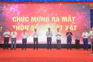 Các đại biểu thực hiện nghi thức ra mắt "Thôn số" tại xã Bát Xát.
