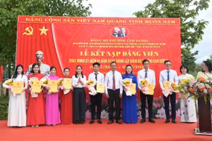 Lãnh đạo Đảng ủy, Ủy ban nhân dân phường Cam Đường trao quyết định kết nạp cho các đảng viên.