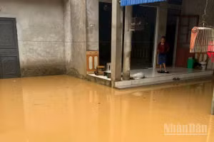 Mưa lớn khiến 12 hộ dân tại xã Thượng Hà bị nước ngập vào nhà.