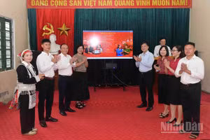 Các đại biểu thực hiện nghi thức ra mắt mô hình “Thôn số” tại thôn Sơn Hà, xã Bát Xát.