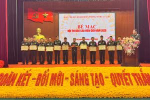 Đại tá Trần Quang Tùng, Chính ủy Bộ đội Biên phòng tỉnh Lào Cai tặng giấy khen cho các cá nhân có thành tích xuất sắc.