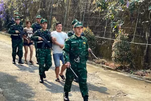 Bộ đội Biên phòng áp giải các đối tượng mua bán người.