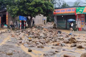 Mưa lũ kèm theo đất đá gây ách tắc cục bộ một số tuyến đường tại xã Minh Lương.