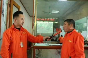 Kiểm tra nồng độ cồn của lái xe trước khi xuất bến.