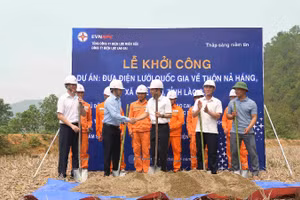 Các đại biểu thực hiện nghi thức động thổ khởi công dự án đưa điện lưới quốc gia về thôn Nả Háng.