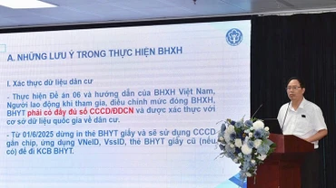 Cán bộ của Bảo hiểm xã hội khu vực I giới thiệu về Luật Bảo hiểm xã hội năm 2024. (Ảnh: HSS)