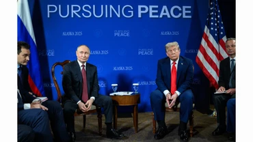 Tổng thống Mỹ Donald Trump (phải) và Tổng thống Nga Vladimir Putin tại cuộc gặp ở Alaska. (Ảnh: Fanpape Nhà trắng)
