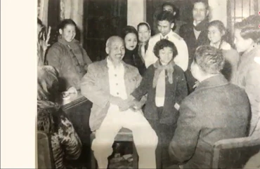 Bác Hồ đến thăm gia đình ông Bùi Hưng Gia (ngồi). Bên trái Bác Hồ là bà Bùi Tuệ Tâm, người mặc quân phục sau lưng là ông Bùi Quang Rực, sau lưng Bác Hồ là bà Bùi Bích Từ. (Ảnh tư liệu)