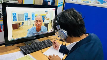Một phiên giao dịch việc làm trực tuyến tại Trung tâm Dịch vụ việc làm Hà Nội. (Ảnh HCES)