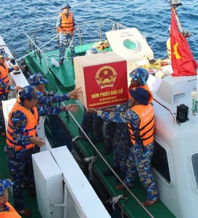 Vượt qua hàng trăm hải lý, hòm phiếu và vật chất bảo đảm đã được vận chuyển an toàn, bàn giao cho các tổ bầu cử trên các đảo.