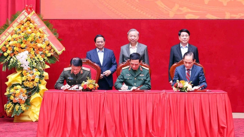 Tổng Bí thư Tô Lâm, Chủ tịch nước Lương Cường, Thủ tướng Chính phủ Phạm Minh Chính chứng kiến lễ ký Quy chế phối hợp.