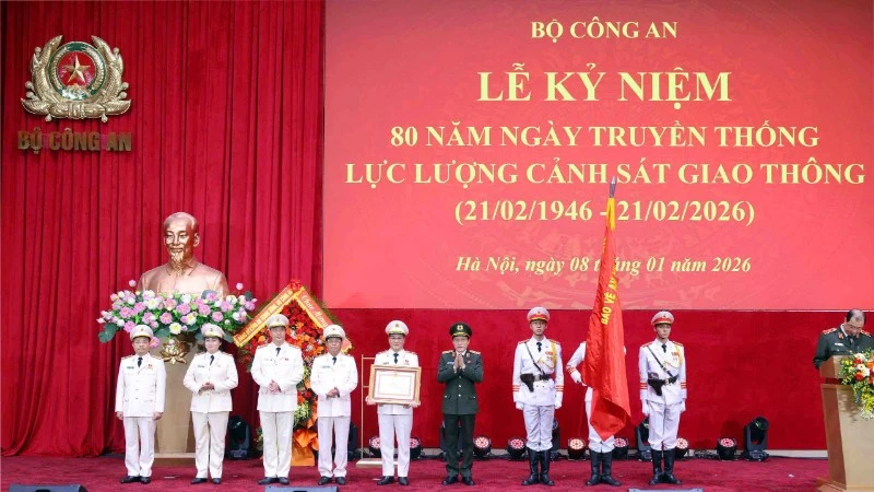 Đại tướng Lương Tam Quang trao tặng Huân chương Quân công hạng Nhất cho lực lượng Cảnh sát giao thông.