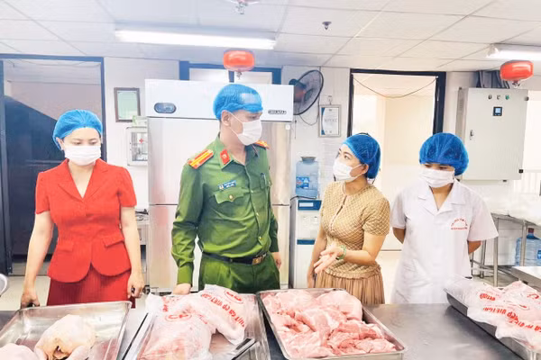 Một buổi kiểm tra bếp ăn của Trường tiểu học Thăng Long, Hà Nội, với sự tham gia của đại diện cán bộ phường, hội phụ huynh học sinh và Ban giám hiệu nhà trường.