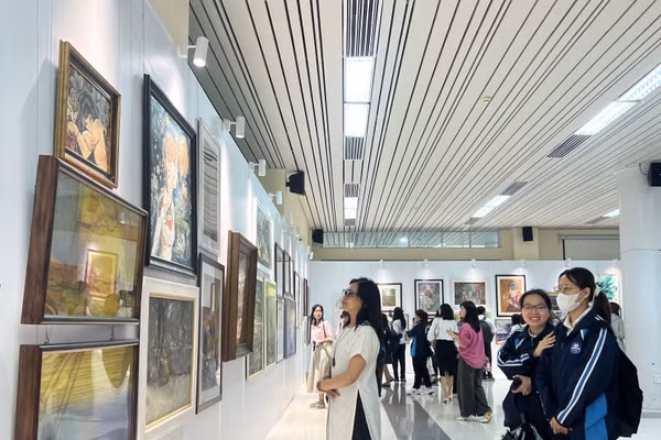 Không gian triển lãm trong buổi khai mạc, ngày 22/8. Ảnh: Như An