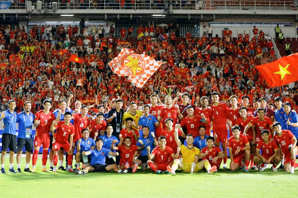 Các cầu thủ cần nhanh chóng trở lại mặt đất, sẵn sàng chinh phục ASIAD 20 và FIFA ASEAN Cup diễn ra vào tháng 9 tới.