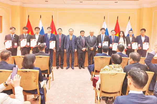Quỹ “Truyền thống và Hữu nghị” trao tặng bằng khen những sinh viên có thành tích học tập xuất sắc.