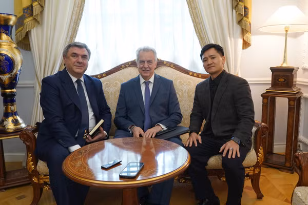 Tác giả cùng Chủ tịch Ủy ban Đối ngoại thành phố Saint Petersburg Evgeny Grigoriev (giữa) và Phó Chủ tịch Vyacheslav Kalganov (bên trái).