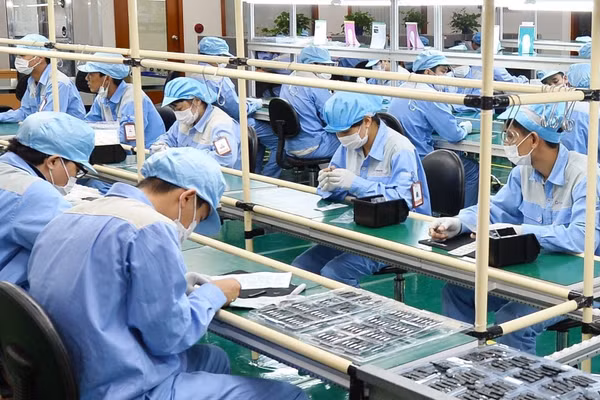 Kim ngạch nhập khẩu của Việt Nam tập trung chủ yếu vào các nhóm hàng phục vụ sản xuất như máy vi tính, sản phẩm điện tử và linh kiện (hơn 99,2 tỷ USD); máy móc, thiết bị và phụ tùng (hơn 31,1 tỷ USD).