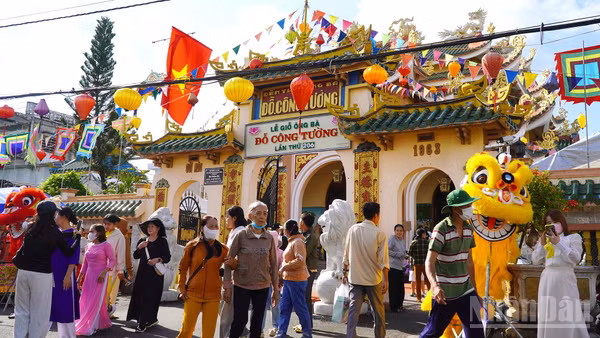 Người dân viếng Đền thờ ông, bà Đỗ Công Tường lần thứ 206. (Ảnh: HỮU NGHĨA)