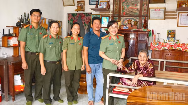Lãnh đạo Công an tỉnh Đồng Tháp cùng lãnh đạo các phòng nghiệp vụ Công an tỉnh thăm Mẹ Việt Nam anh hùng Huỳnh Thị Trinh.