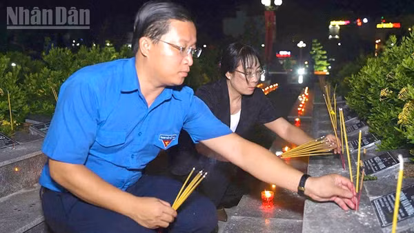 Thắp hương và nến tri ân tại Nghĩa trang liệt sĩ tỉnh Đồng Tháp (phường Mỹ Trà).