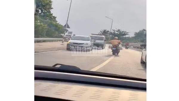 Cảnh sát giao thông Ngô Văn Tuấn Linh, dẫn đường cho tài xế Nguyễn Thanh Xuân chở bệnh nhân kịp thời đến bệnh viện cấp cứu. (Ảnh cắt từ clip)