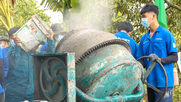 Lực lượng thanh niên tình nguyện ra quân làm đường bê-tông tại xã Tân Dương, tỉnh Đồng Tháp.