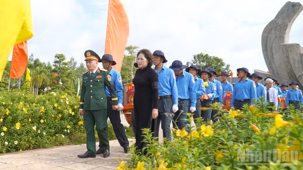 Đồng chí Nguyễn Thị Hồng, Phó Chủ tịch Quốc hội cùng đại biểu đưa tiễn các Anh hùng liệt sĩ về với đất mẹ.