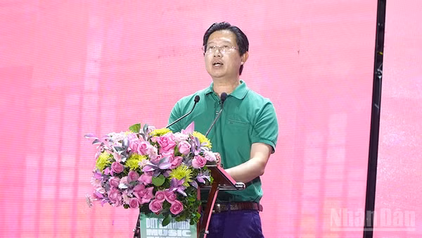 Phó Chủ tịch Ủy ban nhân dân tỉnh Đồng Tháp Huỳnh Minh Tuấn phát biểu tại đêm khai mạc. (Ảnh: HỮU NGHĨA)