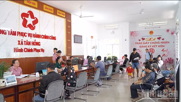 Người dân làm thủ tục hành chính tại Trung tâm Phục vụ hành chính công xã Tân Hồng, tỉnh Đồng Tháp. (Ảnh: HỮU NGHĨA)