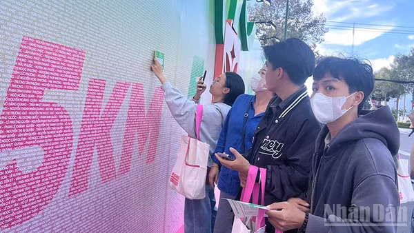 Các Runner tại bảng in tên vận động viên chạy 5km. (Ảnh: HỮU NGHĨA)