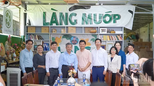 Đồng chí Ngô Chí Cường (thứ 4 từ trái qua), Ủy viên Trung ương Đảng, Bí thư Tỉnh ủy, Chủ tịch Hội đồng nhân dân tỉnh Đồng Tháp cùng lãnh đạo tỉnh, phường Mỹ Trà thăm mô hình Khoa Mướp khởi nghiệp. (Ảnh: HỮU NGHĨA)