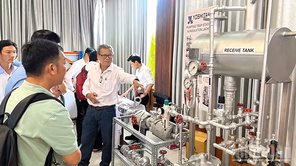 Đại biểu xem trưng bày các sản phẩm ứng dụng công nghệ tiên tiến giúp tiết kiệm năng lượng trong sản xuất công nghiệp. (Ảnh: HỮU NGHĨA)