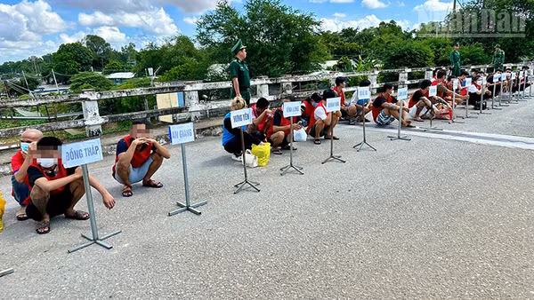 Công dân được phía Campuchia trao trả. (Ảnh: HÒA BÌNH)