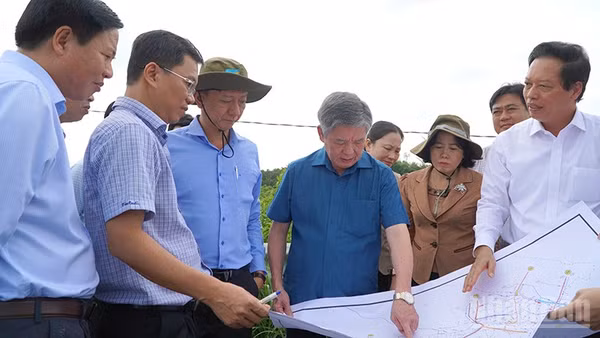 Đoàn công tác khảo sát dự án tại xã Tháp Mười, tỉnh Đồng Tháp. (Ảnh: HỮU NGHĨA)