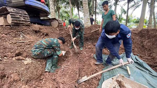 Đội K91 khai quật khu vực vườn dừa của một hộ dân ấp Cả Cái, xã Tân Thành. (Ảnh: Đội K91)