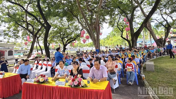 Đại biểu cùng phụ huynh, học sinh tham dự chương trình "Sinh nhật cùng sách". (Ảnh: HỮU NGHĨA)