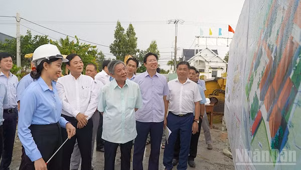 Đoàn công tác khảo sát dự án thi công Trường phổ thông nội trú tiểu học và trung học cơ sở Thường Phước, xã Thường Phước. (Ảnh: HỮU NGHĨA)