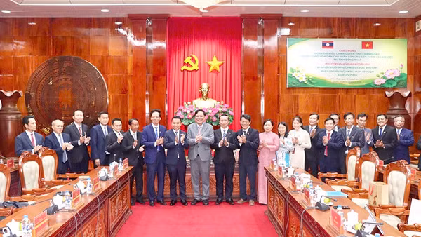 Đại biểu chụp ảnh lưu niệm. (Ảnh: VIỆT TIẾN)