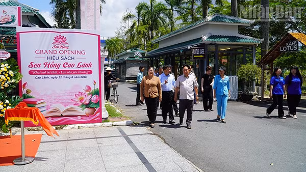 Đại biểu và người dân tham quan Đường sách Cao Lãnh. (Ảnh: HỮU NGHĨA)