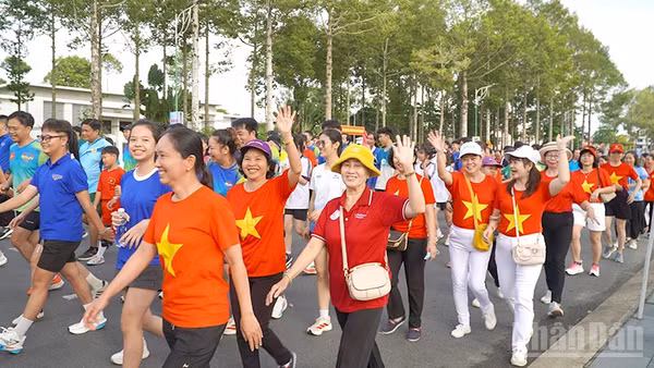 Người dân phường Cao Lãnh rộn ràng trong buổi đi bộ “Cùng Việt Nam tiến bước”. (Ảnh: HỮU NGHĨA)