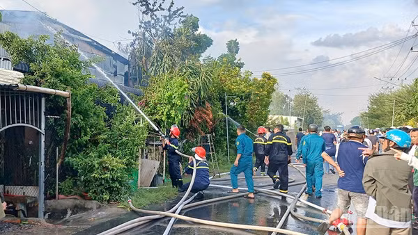 Lực lượng chữa cháy nhanh chóng đến hiện trường dập lửa. (Ảnh: Công an cung cấp)