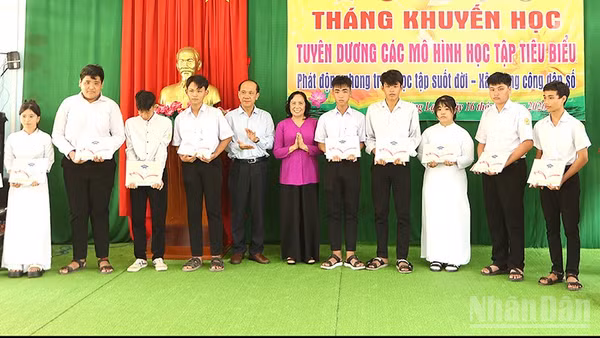 Trao học bổng Quỹ khuyến học Nguyễn Sinh Sắc tặng học sinh biên giới Đồng Tháp. (Ảnh: HỮU NGHĨA)
